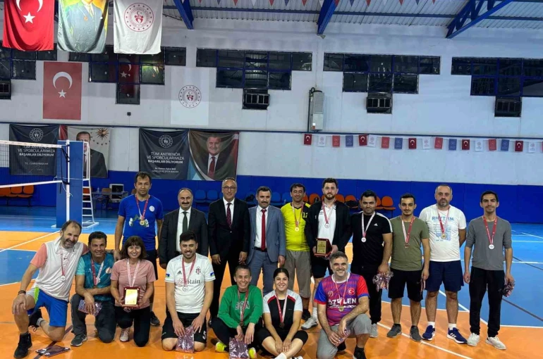 Öğretmenler dostluk maçı yaptı 