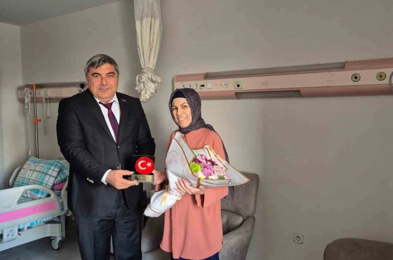 Öğretmenler Günü’nü hastanede geçiren öğretmen unutulmadı 