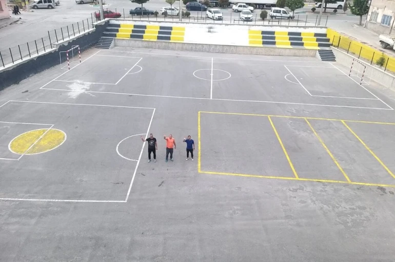 Öğretmenlerden örnek davranış