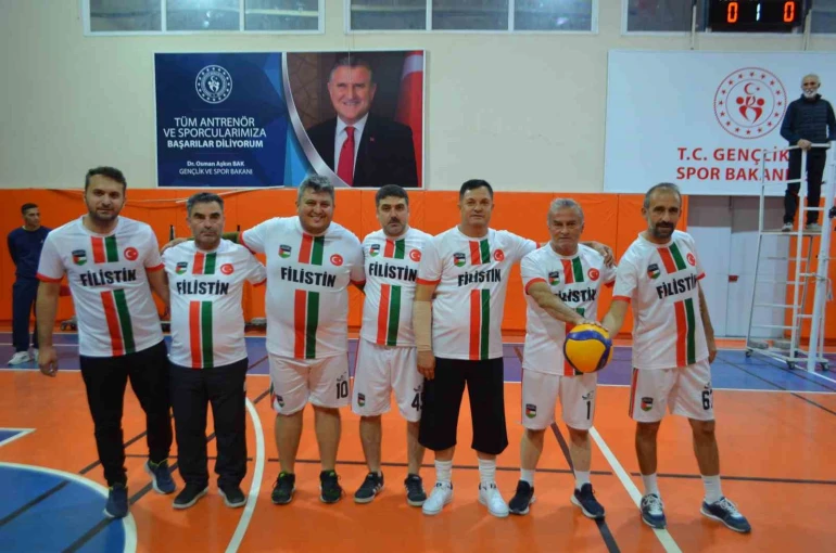 Öğretmenlerin nefes kesen voleybol turnuvası tamamlandı 