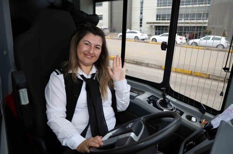 Öğretmenliği bıraktı, otobüs direksiyonuna geçti 