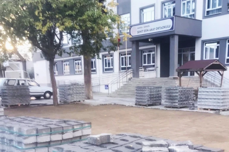 Okul bahçesine parke döşenmeye başladı 