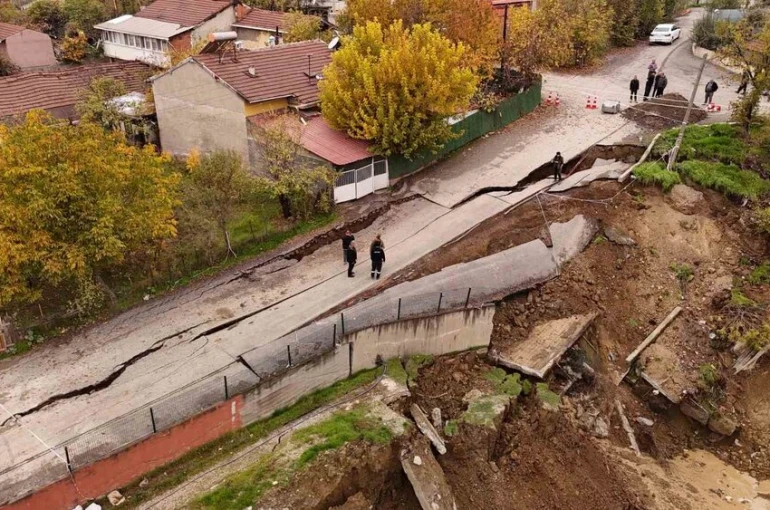 Okul inşaatının yanında çöken yol dronla görüntülendi 