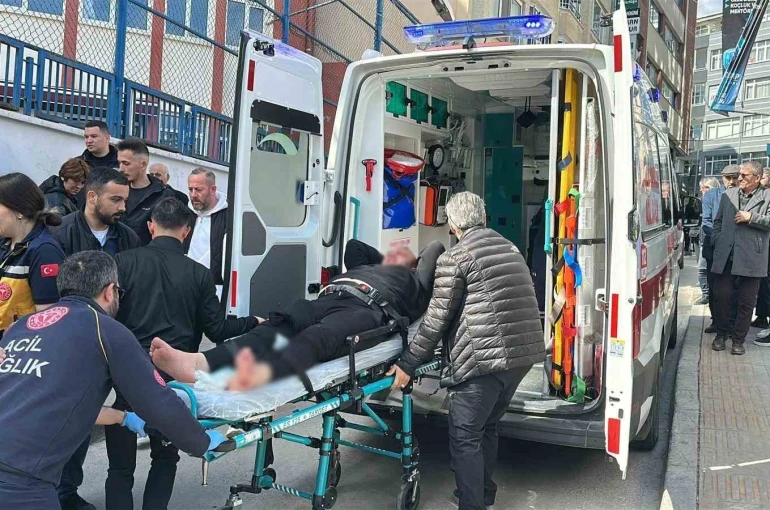 Okul önünde silahlı saldırı: 2 yaralı 