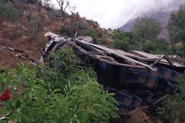 Okul otobüsü uçurumdan yuvarlandı: 17 ölü, 20 yaralı