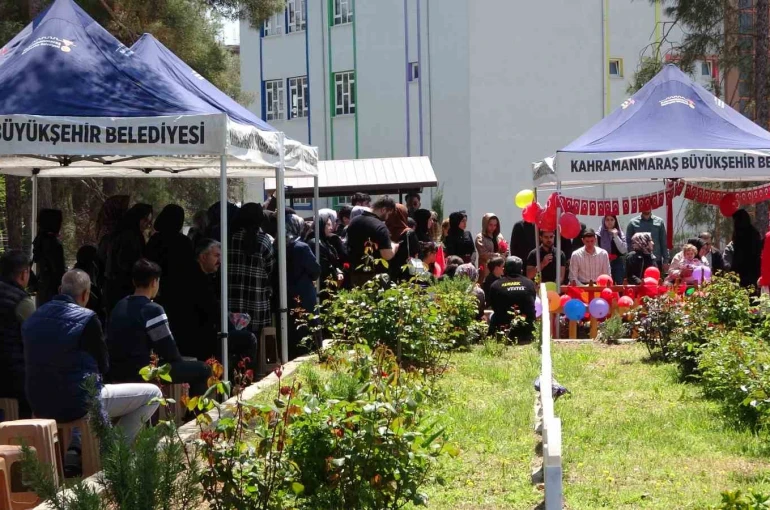 Okul saldırısında hayatını kaybeden çocukların mezarı Türk bayrakları ve balonlarla süslendi 