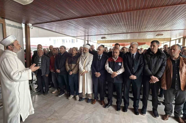 Okul saldırısında hayatını kaybedenler için gıyabi cenaze namazı kılındı 