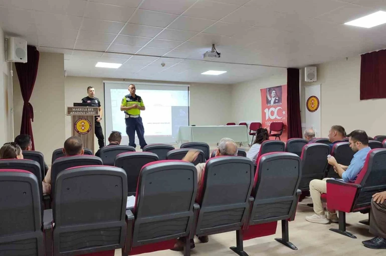 Okul servis şoförlerine trafik eğitimi verildi 
