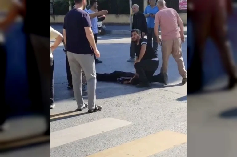 Okul servisi scooterle çocuğa ardından otomobile çarptı: 2 yaralı 