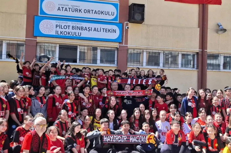 Okula Eskişehirsor formasıyla gelip teneffüslerde yaptıkları tezahüratlarla takımlarının başarısını kutladılar 