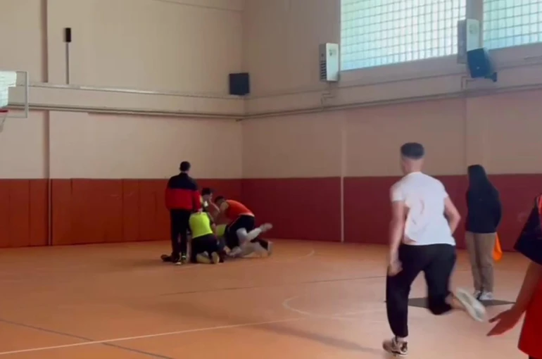 Okulda başlayan kavga okul dışına taştı, liseli çocuk bıçaklandı