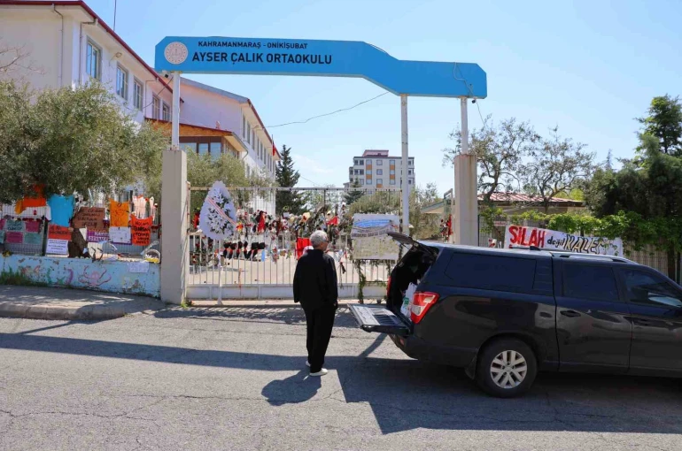 Okuldaki saldırıdan kurtulan öğrenci annesiyle okula gelip eşyalarını aldı 