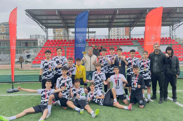 Okullar futbolda Türkan Altun Anadolu Lisesi şampiyon oldu 