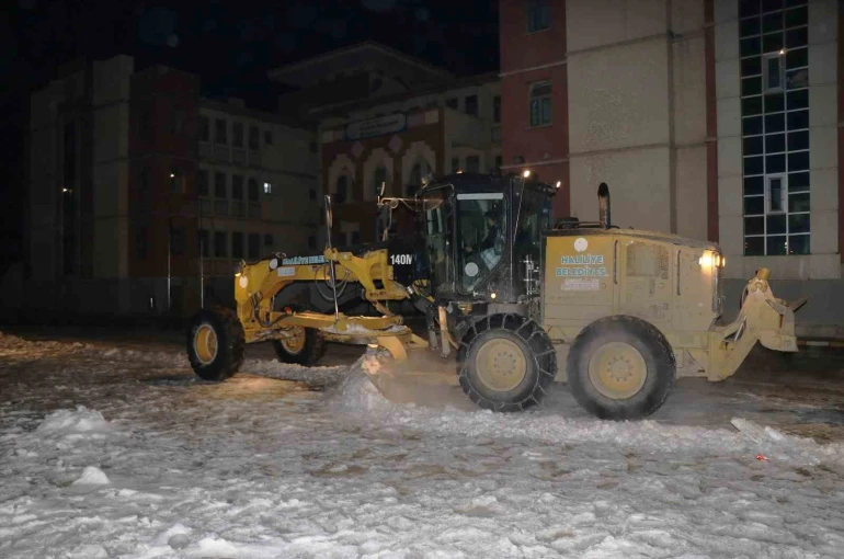 Okullarda kar temizliği yapılıyor 