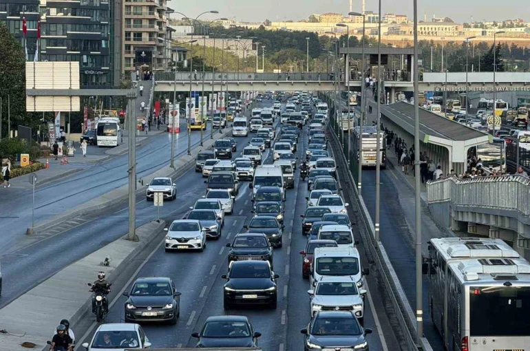 Okullarda uyum haftası başladı, İstanbul’da trafik yoğunluğu oluştu 