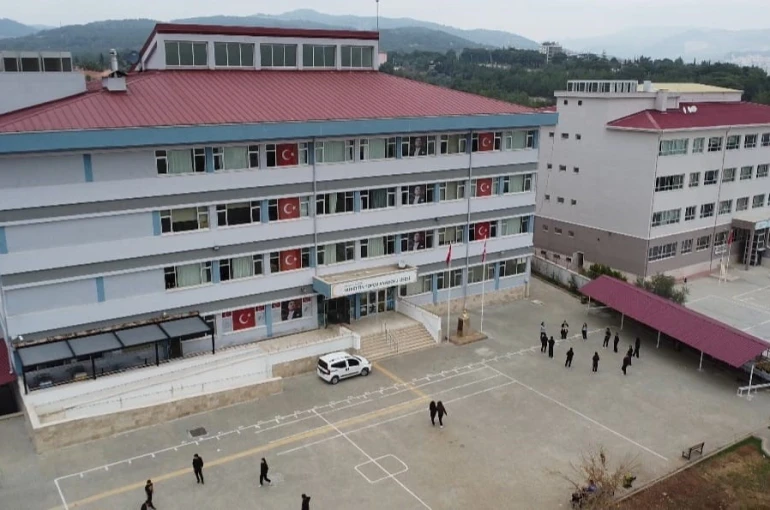 Okullarını el ele vererek yenilediler