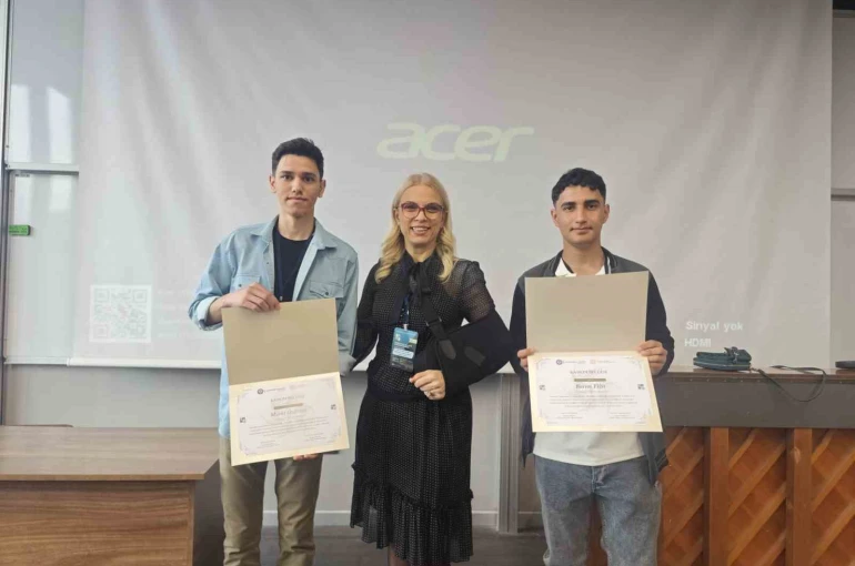 Okullarını uluslararası kongrede başarıyla temsil ettiler 