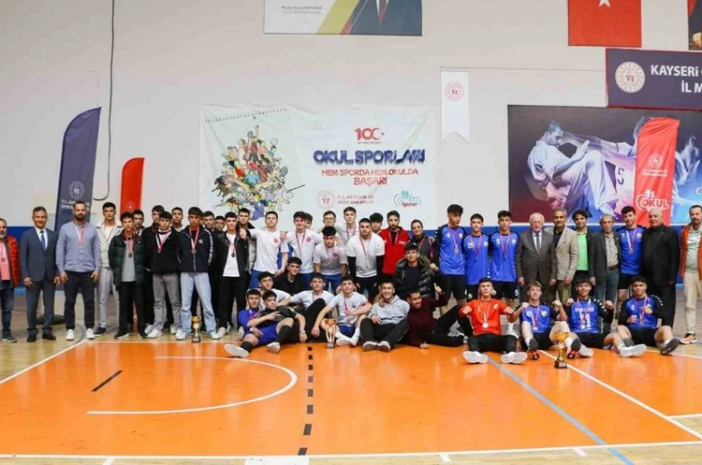 Okullu Gençler Hentbol Müsabakaları tamamlandı 