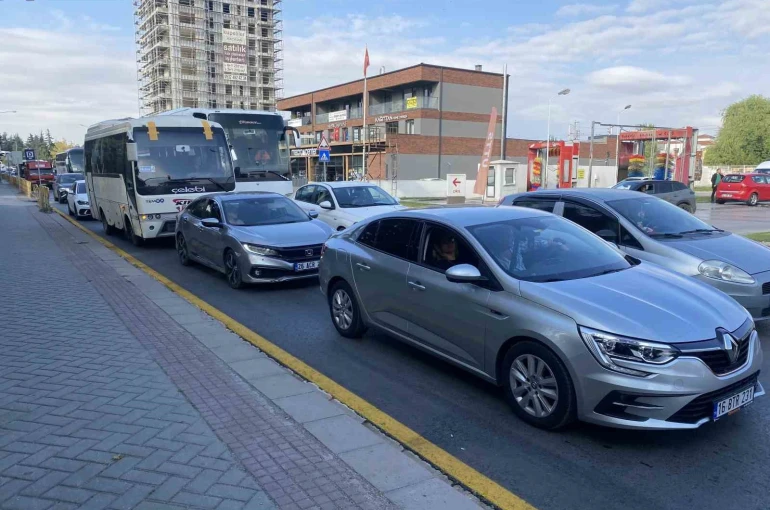 Okulun ilk günü uzun araç kuyrukları oluştu 