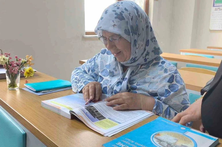 Okuma aşkı yarım kalmadı 66 yaşında okuryazar oldu 