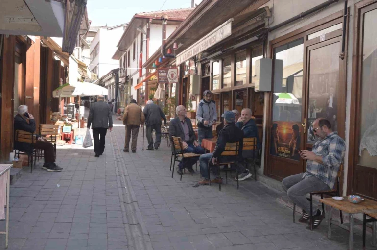 Ölen müşterilerinin hatıralarını kıraathanenin duvarında yaşatıyor 