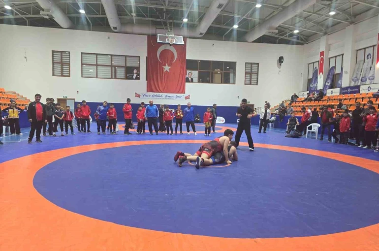 Olimpiyat şampiyonları anısına güreş turnuvası düzenlendi 