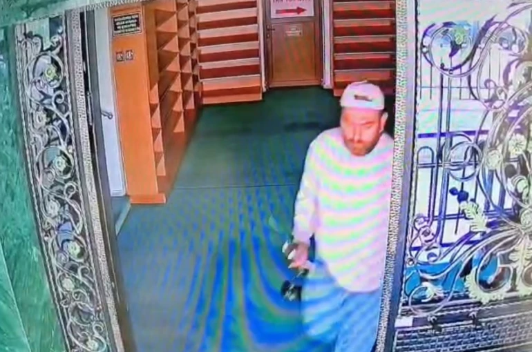 Oltalı hırsız camiden mikrofon çaldı 