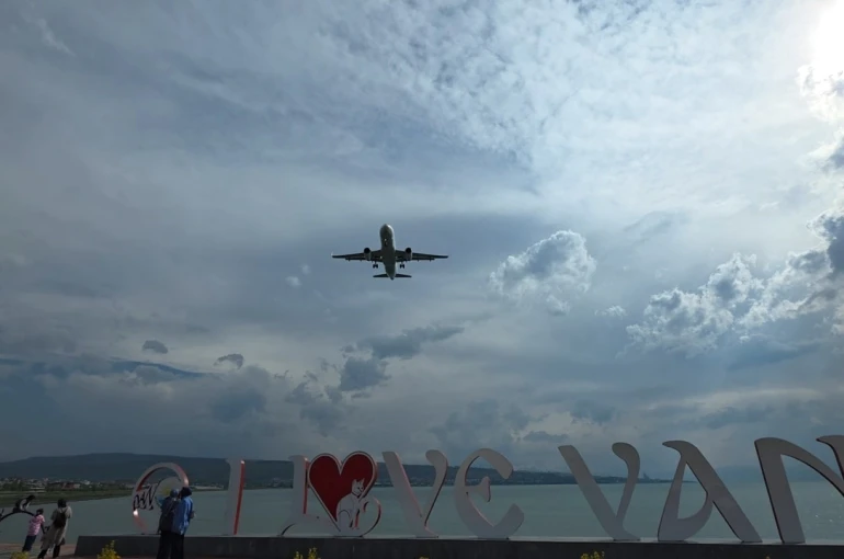 Olumsuz hava şartları nedeniyle Erzurum’a yönlendirilen uçak, rötarlı olarak Van’a indi 
