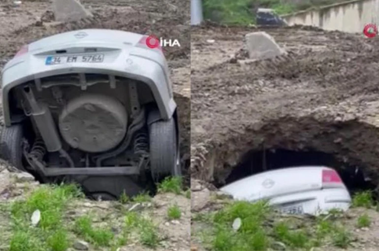 Oluşan obruk arabayı yuttu