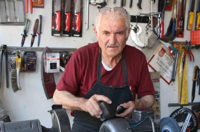 Ömrünü çarkın başında geçirdi: 59 yıldır bıçak biliyor