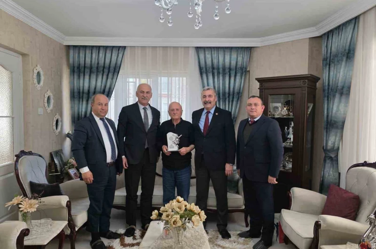 Ömrünü öğrencilerine adayan Varol öğretmen unutulmadı 