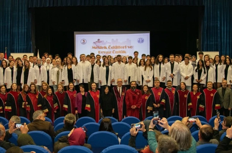 OMÜ’de beyaz önlük heyecanı: Tecrübe ile gençlik aynı sahnede 