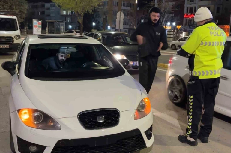 Ön plakası takılı olmayan araç sürücüsüne 4 bin lira ceza 