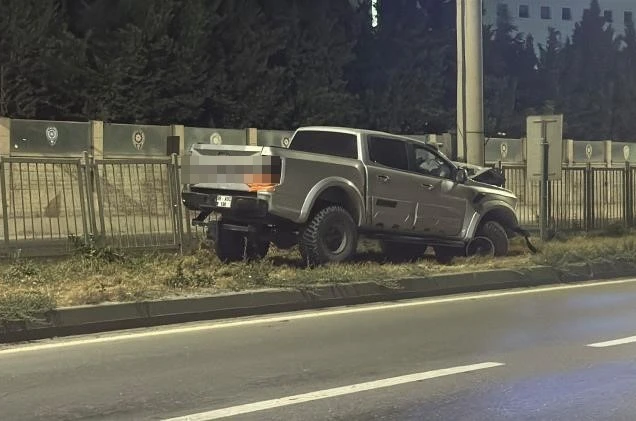 Ön tekerleği arızalandığı iddia edilen arazi aracı PTS direğine çarptı: 1 yaralı