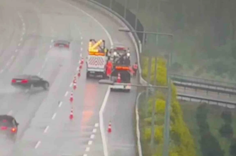 Önce bariyere, ardından otoyol çalışanlarına çarptı: O anlar kamerada 