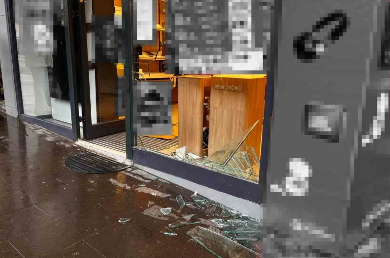 Önce kaldırıma çıktı, sonra dükkana girdi