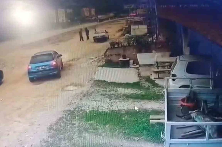 Önce konuştu, sonra çarptı: O anlar kameraya yansıdı 