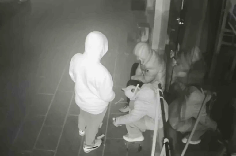 Önce sigara içtiler, sonra sakin sakin dükkanı soydular