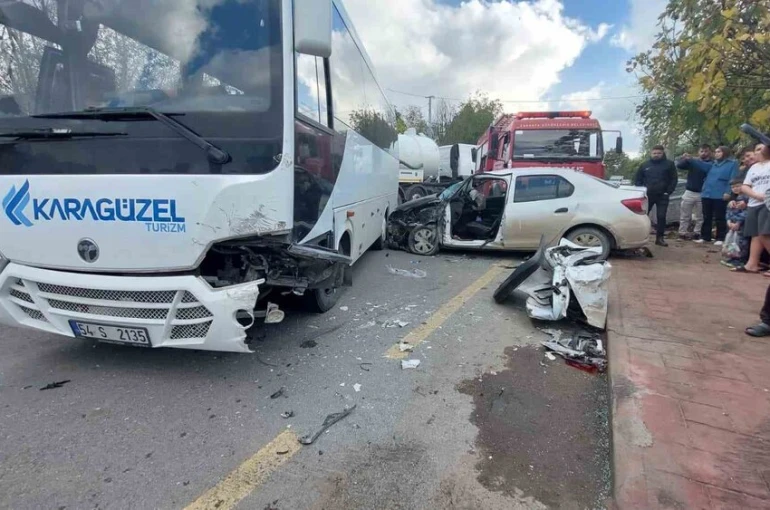 Önce yavaşlayan araca ardından karşı yönden gelen otomobile çarptı: 1 yaralı 