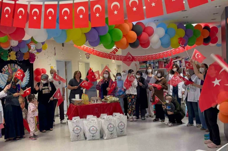 Onkoloji servisinde çocuklar ve aileleri gönüllerince eğlenip moral buldu 