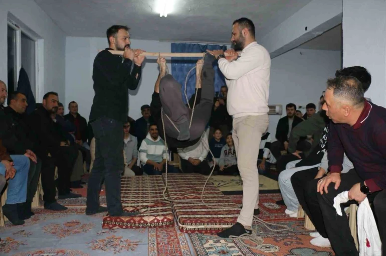 Onlarca köylü bir araya geldi, geleneksel orta oyunları kahkahaya boğdu 