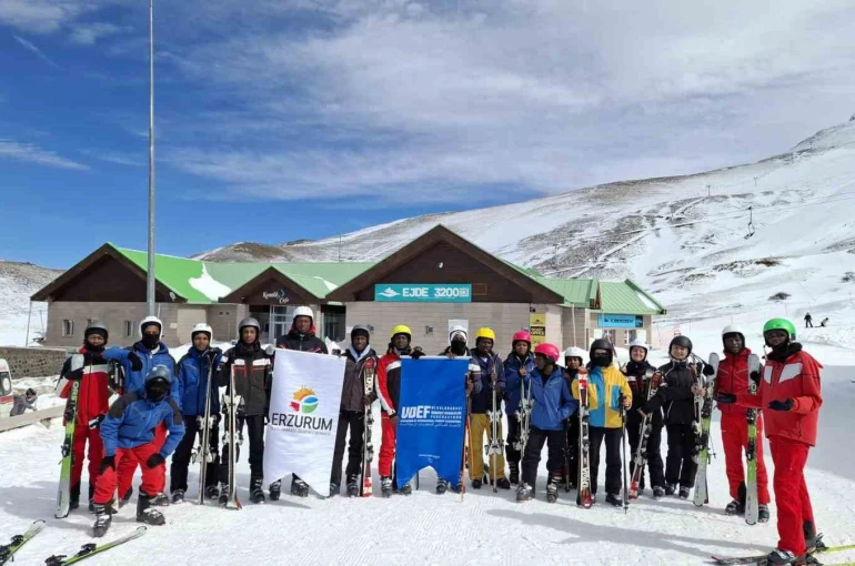 Onlarca ülkeden öğrenci kayakla tanıştı 