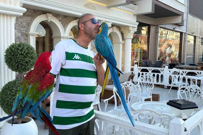 Onları görenler dönüp bir daha bakıyor 