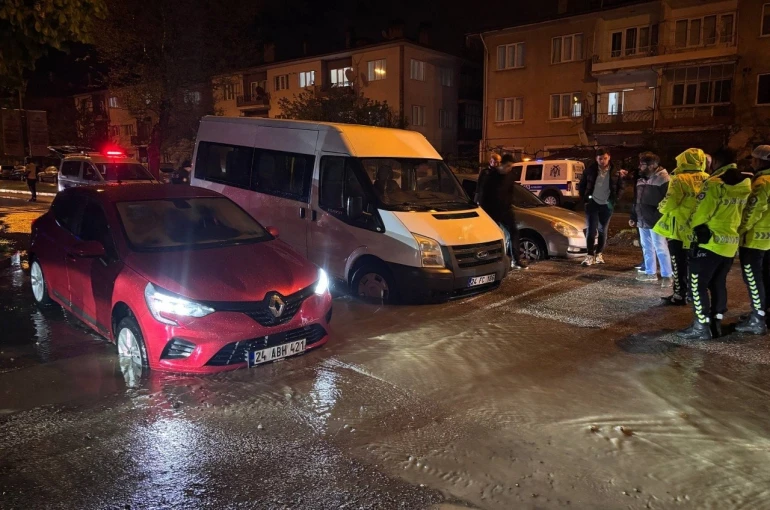 Önlem alınmadı, yağmurda çöken yolda araçlar çukura girdi 