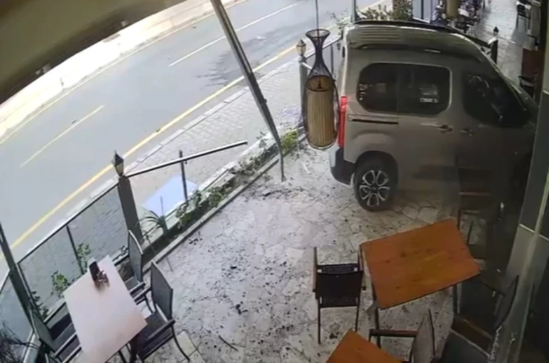 Önündeki araca çarpıp iş yerine daldı, kaçmaya çalıştı yakalandı 