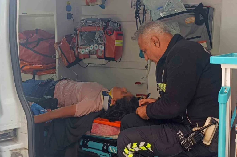 Önündeki araca çarpmamak için fren yapan motosikletli yaralandı 