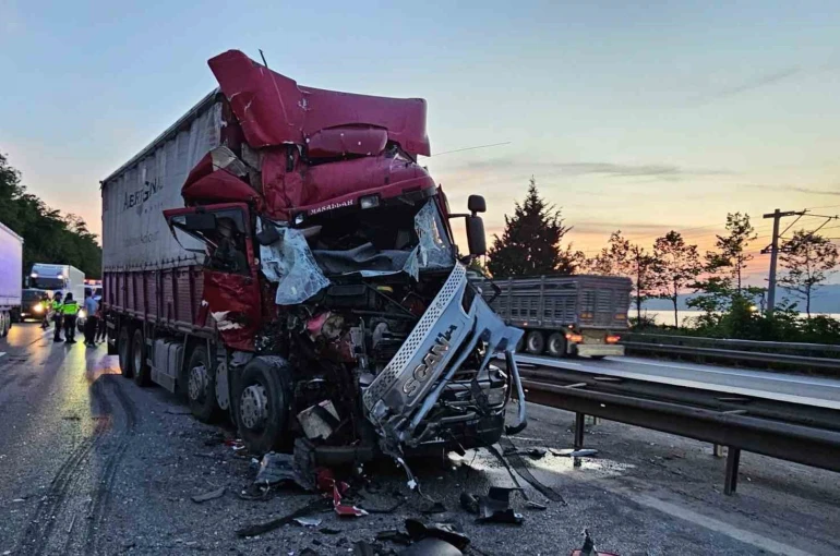 Önündeki kamyona çarptı, hurdaya dönen araçtan hafif sıyrıklarla kurtuldu