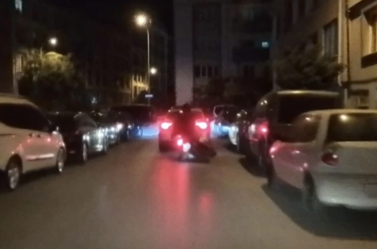 Önündeki otomobil fren yapınca yalpalayan motosikletteki iki kişi böyle yere düştü