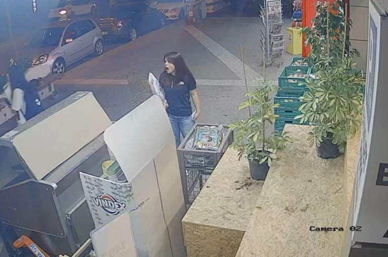 Önüne çıkan otomobilden kaçmak isterken devrilip başka aracın altına girdi: 1 yaralı 