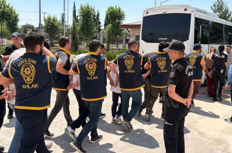 Operasyonla yakalanan sahte bankacılar tutuklandı